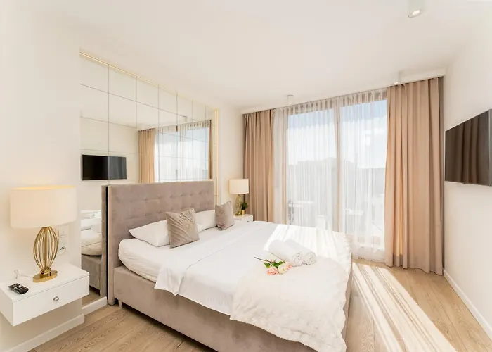 Glossy M45 شقة كراكوفيا